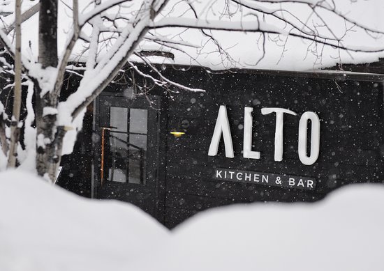 alto kitchen and bar panorama